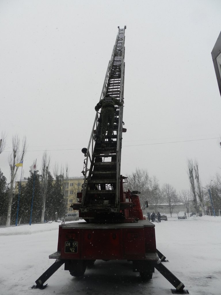 Накануне новогодних праздников дети из Нижних Серогоз посетили херсонских спасателей (фото) (фото) - фото 4 Накануне новогодних праздников дети из Нижних Серогоз посетили херсонских спасателей (фото) (фото) - фото 4