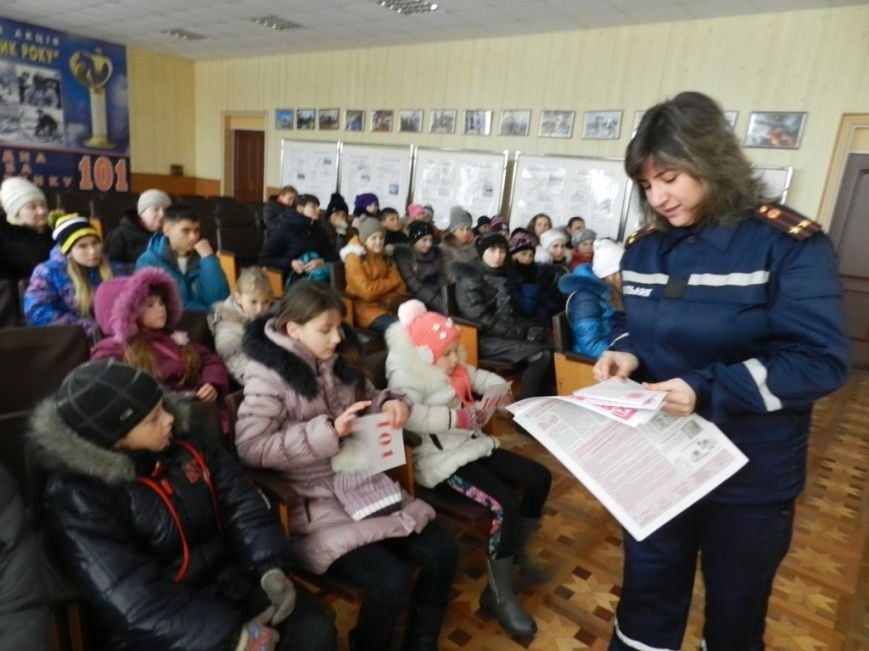Накануне новогодних праздников дети из Нижних Серогоз посетили херсонских спасателей (фото) (фото) - фото 5 Накануне новогодних праздников дети из Нижних Серогоз посетили херсонских спасателей (фото) (фото) - фото 5