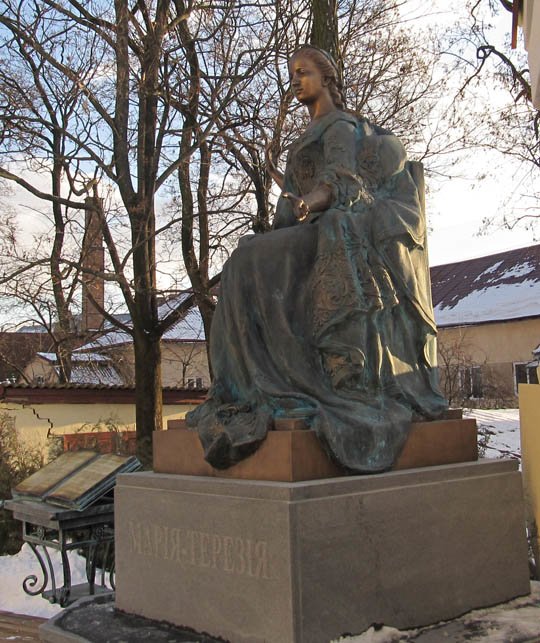 В Ужгороді відкрили пам'ятник Марії-Терезії (фото) - фото 4 В Ужгороді відкрили пам'ятник Марії-Терезії (фото) - фото 4