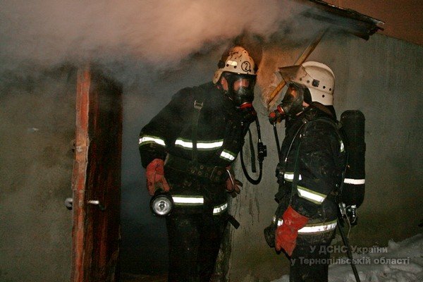 У Тернополі під час пожежі в п'ятиповерхівці врятували 9 мешканців (фото) (фото) - фото 1 У Тернополі під час пожежі в п'ятиповерхівці врятували 9 мешканців (фото) (фото) - фото 1
