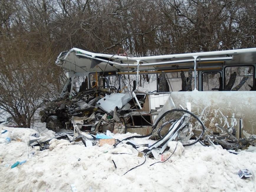 В ДТП у зоні АТО загинули двоє львів'ян (фоторепортаж з місця аварії) (фото) - фото 8 В ДТП у зоні АТО загинули двоє львів'ян (фоторепортаж з місця аварії) (фото) - фото 8