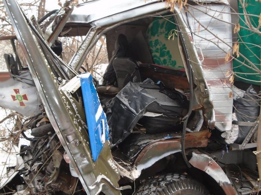 В ДТП у зоні АТО загинули двоє львів'ян (фоторепортаж з місця аварії) (фото) - фото 7 В ДТП у зоні АТО загинули двоє львів'ян (фоторепортаж з місця аварії) (фото) - фото 7