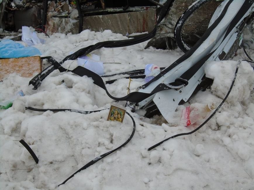 В ДТП у зоні АТО загинули двоє львів'ян (фоторепортаж з місця аварії) (фото) - фото 5 В ДТП у зоні АТО загинули двоє львів'ян (фоторепортаж з місця аварії) (фото) - фото 5