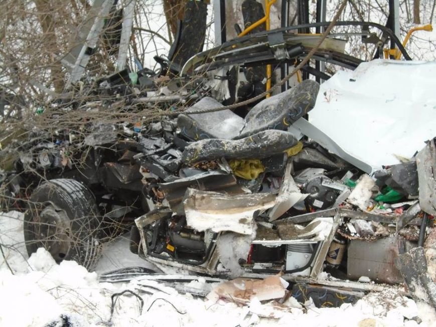 В ДТП у зоні АТО загинули двоє львів'ян (фоторепортаж з місця аварії) (фото) - фото 9 В ДТП у зоні АТО загинули двоє львів'ян (фоторепортаж з місця аварії) (фото) - фото 9