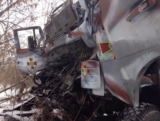 В ДТП у зоні АТО загинули двоє львів'ян (фоторепортаж з місця аварії) (фото) - фото 2 В ДТП у зоні АТО загинули двоє львів'ян (фоторепортаж з місця аварії) (фото) - фото 2