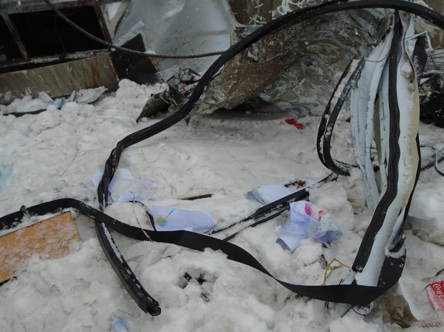 В ДТП у зоні АТО загинули двоє львів'ян (фоторепортаж з місця аварії) (фото) - фото 10 В ДТП у зоні АТО загинули двоє львів'ян (фоторепортаж з місця аварії) (фото) - фото 10
