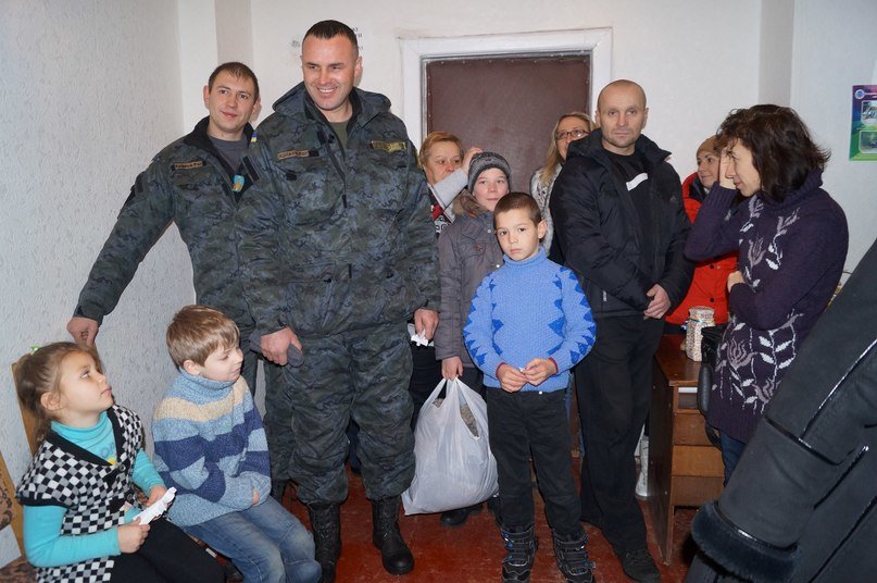 Бойцы Нацгвардии поздравили маленьких волонтеров с Рождеством (ФОТО) (фото) - фото 2 Бойцы Нацгвардии поздравили маленьких волонтеров с Рождеством (ФОТО) (фото) - фото 2