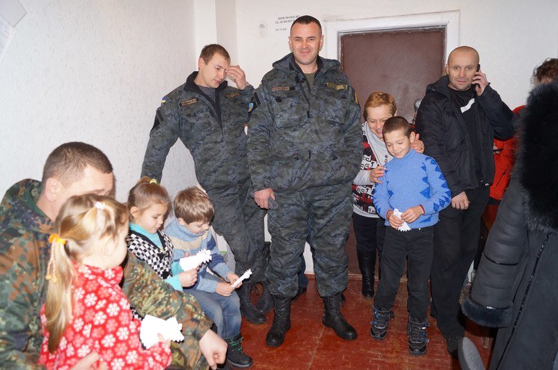 Бойцы Нацгвардии поздравили маленьких волонтеров с Рождеством (ФОТО) (фото) - фото 2 Бойцы Нацгвардии поздравили маленьких волонтеров с Рождеством (ФОТО) (фото) - фото 2