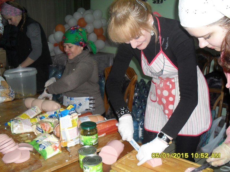 Криворожские волонтеры привезли подарки и праздничный ужин для бойцов в зону АТО (ФОТО) (фото) - фото 1 Криворожские волонтеры привезли подарки и праздничный ужин для бойцов в зону АТО (ФОТО) (фото) - фото 1