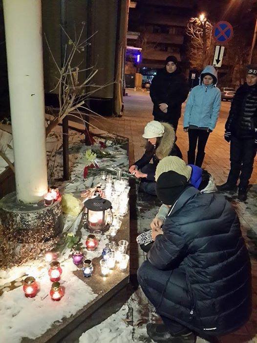 Ночью киевляне приносили цветы к посольству Франции (ФОТО) (фото) - фото 1 Ночью киевляне приносили цветы к посольству Франции (ФОТО) (фото) - фото 1