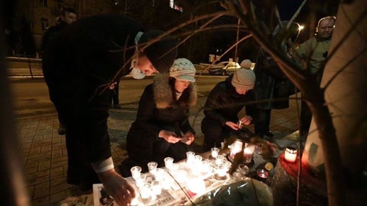 Ночью киевляне приносили цветы к посольству Франции (ФОТО) (фото) - фото 1 Ночью киевляне приносили цветы к посольству Франции (ФОТО) (фото) - фото 1