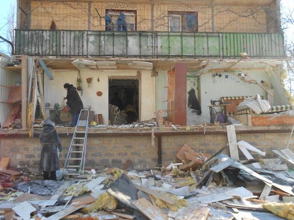 В Донецке снаряд второй раз попал в одну и ту же квартиру - погибла семья (ФОТО) (фото) - фото 3