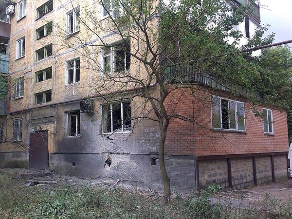 В Донецке снаряд второй раз попал в одну и ту же квартиру - погибла семья (ФОТО) (фото) - фото 1