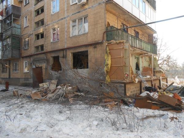 В Донецке снаряд второй раз попал в одну и ту же квартиру - погибла семья (ФОТО) (фото) - фото 4