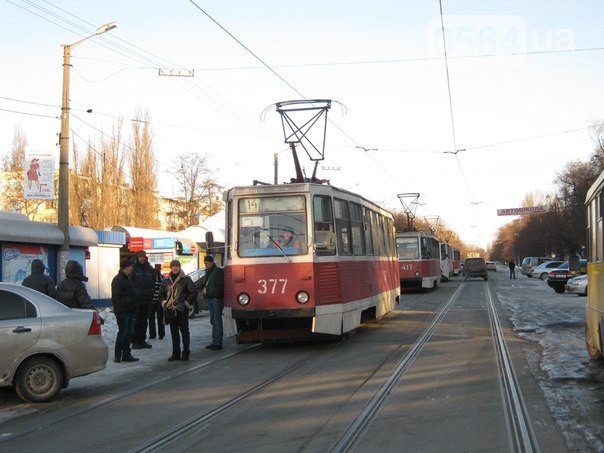 В Кривом Роге пациент сгорел на больничной койке, блоггер изобличил нардепа во лжи, водитель «Chevrolet» заблокировал движение в центре (фото) - фото 3 В Кривом Роге пациент сгорел на больничной койке, блоггер изобличил нардепа во лжи, водитель «Chevrolet» заблокировал движение в центре (фото) - фото 3