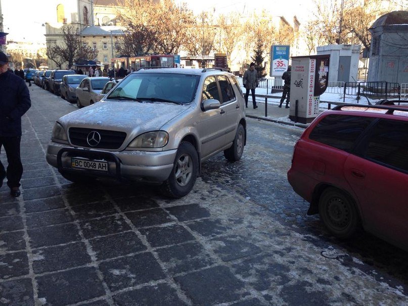 ФОТОФАКТ: у центрі Львова горе-водій припаркувався на тротуарі (фото) - фото 1