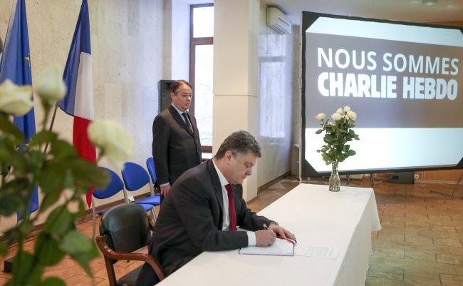 Порошенко висловив співчуття Франції через теракт у Парижі (ФОТО) (фото) - фото 1 Порошенко висловив співчуття Франції через теракт у Парижі (ФОТО) (фото) - фото 1