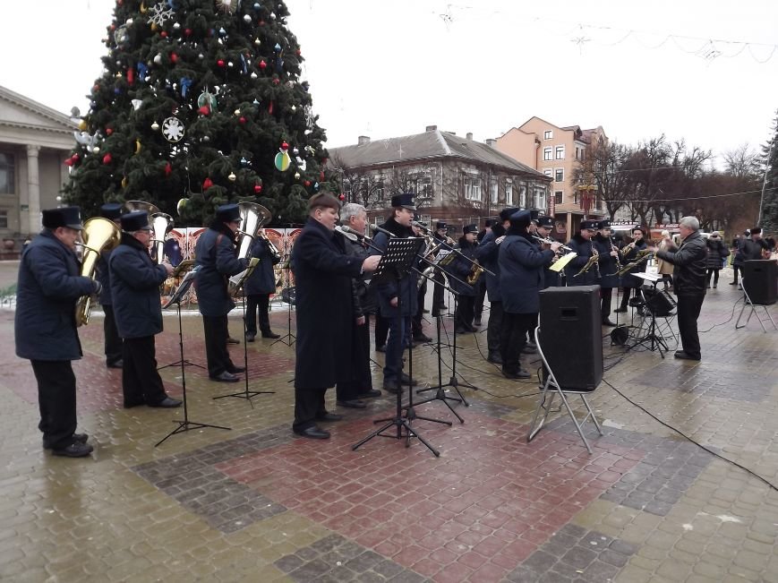 На Театральному майдані Тернополя співають різдвяні пісні (фото, відео) (фото) - фото 1 На Театральному майдані Тернополя співають різдвяні пісні (фото, відео) (фото) - фото 1