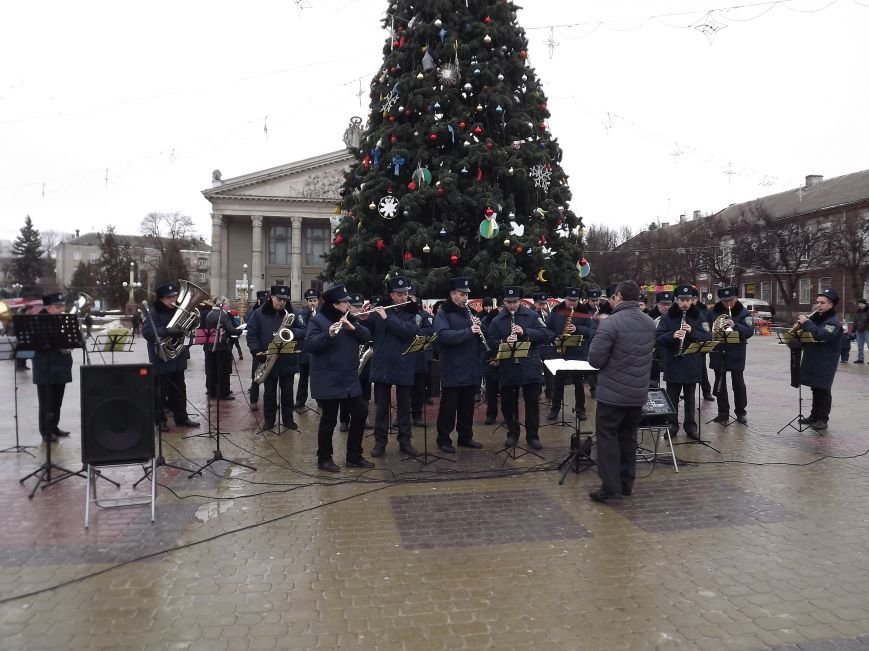 На Театральному майдані Тернополя співають різдвяні пісні (фото, відео) (фото) - фото 1 На Театральному майдані Тернополя співають різдвяні пісні (фото, відео) (фото) - фото 1