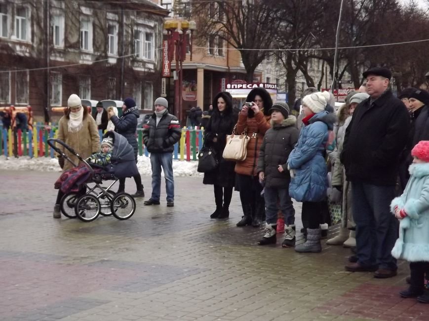 На Театральному майдані Тернополя співають різдвяні пісні (фото, відео) (фото) - фото 1 На Театральному майдані Тернополя співають різдвяні пісні (фото, відео) (фото) - фото 1