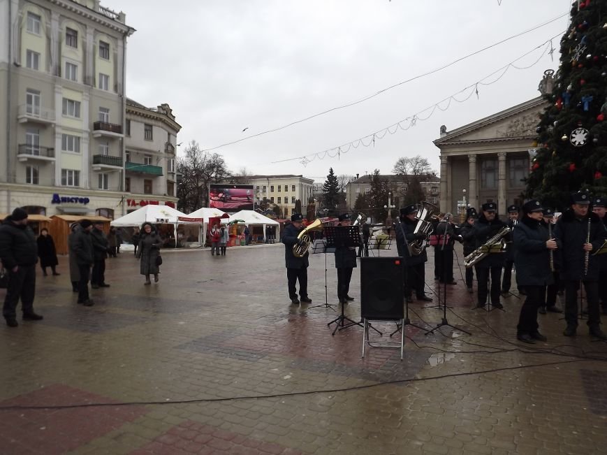 На Театральному майдані Тернополя співають різдвяні пісні (фото, відео) (фото) - фото 1 На Театральному майдані Тернополя співають різдвяні пісні (фото, відео) (фото) - фото 1