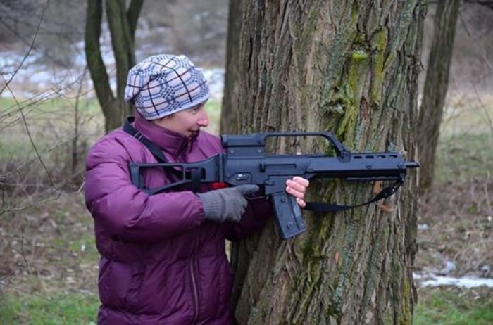 На Львівщині старенька бабуся не побоялась взяти в руки автомат та навчилась стріляти (ФОТОРЕПОРТАЖ) (фото) - фото 4 На Львівщині старенька бабуся не побоялась взяти в руки автомат та навчилась стріляти (ФОТОРЕПОРТАЖ) (фото) - фото 4