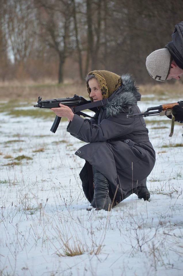 На Львівщині старенька бабуся не побоялась взяти в руки автомат та навчилась стріляти (ФОТОРЕПОРТАЖ) (фото) - фото 1 На Львівщині старенька бабуся не побоялась взяти в руки автомат та навчилась стріляти (ФОТОРЕПОРТАЖ) (фото) - фото 1