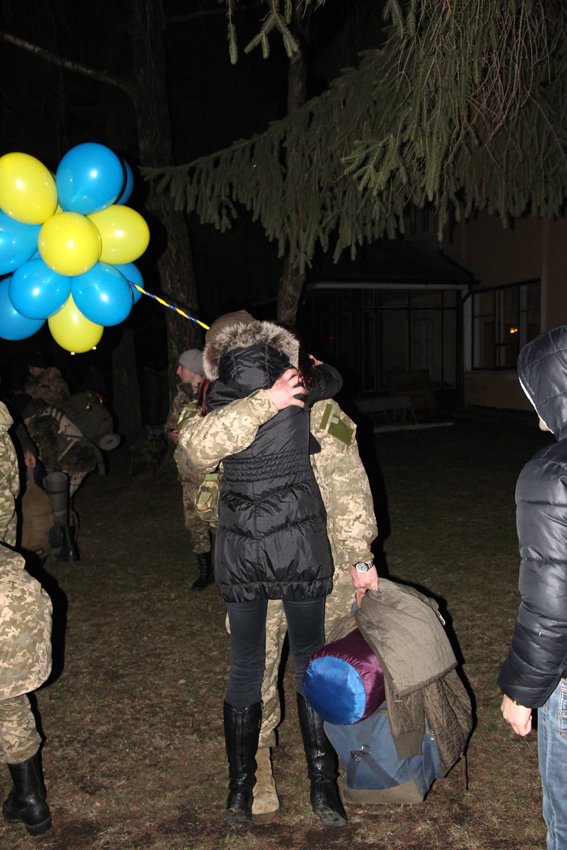 Як у Львові зустріли Героїв АТО: додому повернулись 500 десантників (ФОТОРЕПОРТАЖ) (фото) - фото 17
