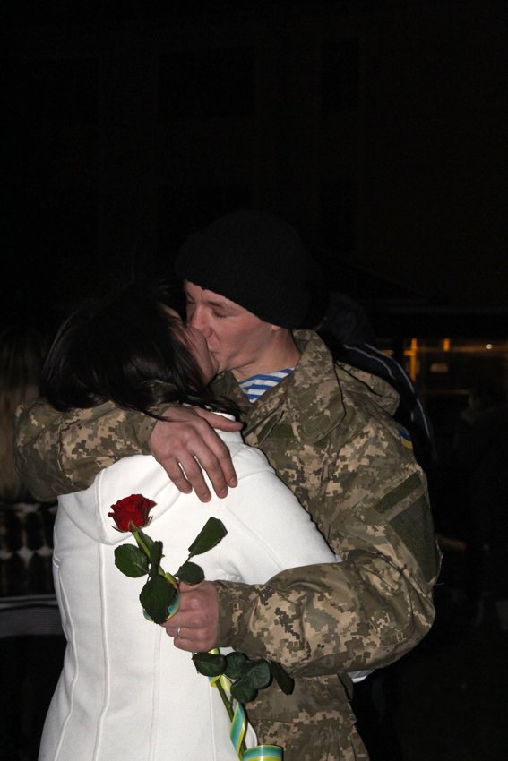 Як у Львові зустріли Героїв АТО: додому повернулись 500 десантників (ФОТОРЕПОРТАЖ) (фото) - фото 13