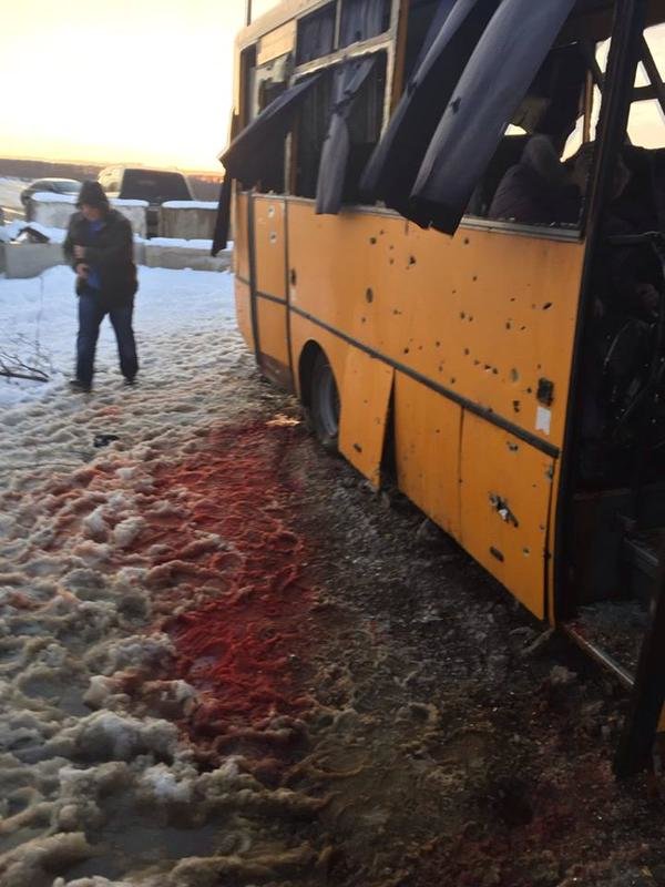 У лікарні загинуло ще двоє пасажирів автобусу, який потрапив під обстріл під Волновахою (ФОТОРЕПОРТАЖ) (фото) - фото 4 У лікарні загинуло ще двоє пасажирів автобусу, який потрапив під обстріл під Волновахою (ФОТОРЕПОРТАЖ) (фото) - фото 4