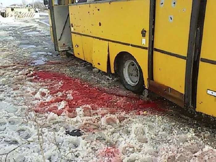 У лікарні загинуло ще двоє пасажирів автобусу, який потрапив під обстріл під Волновахою (ФОТОРЕПОРТАЖ) (фото) - фото 7 У лікарні загинуло ще двоє пасажирів автобусу, який потрапив під обстріл під Волновахою (ФОТОРЕПОРТАЖ) (фото) - фото 7