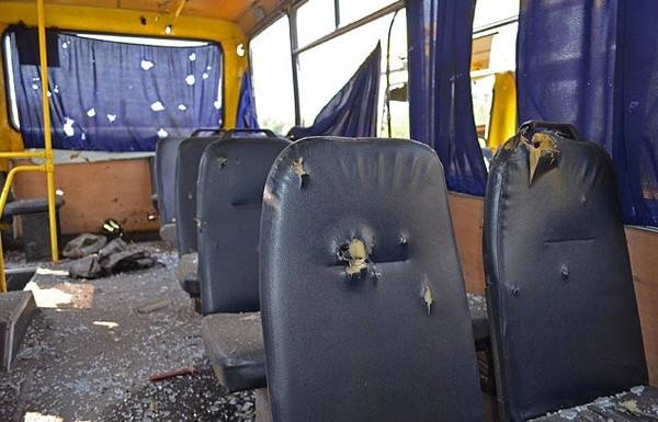 У лікарні загинуло ще двоє пасажирів автобусу, який потрапив під обстріл під Волновахою (ФОТОРЕПОРТАЖ) (фото) - фото 2 У лікарні загинуло ще двоє пасажирів автобусу, який потрапив під обстріл під Волновахою (ФОТОРЕПОРТАЖ) (фото) - фото 2