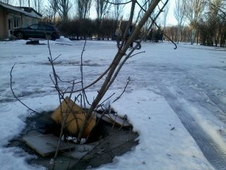 Открытые канализационные люки возле школ в Кривом Роге «закрывают» фанерой и веточками (ФОТОФАКТ) (фото) - фото 2 Открытые канализационные люки возле школ в Кривом Роге «закрывают» фанерой и веточками (ФОТОФАКТ) (фото) - фото 2
