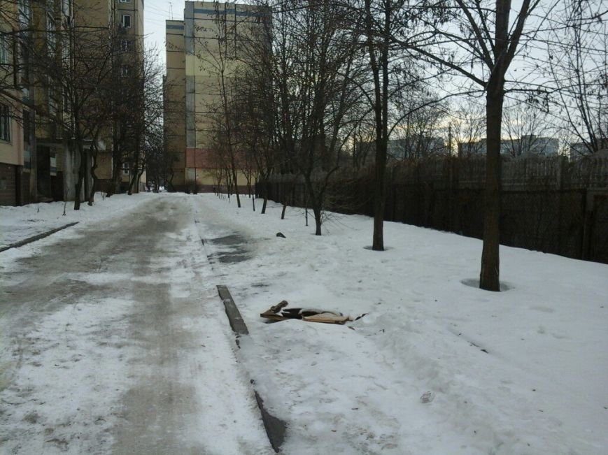 Открытые канализационные люки возле школ в Кривом Роге «закрывают» фанерой и веточками (ФОТОФАКТ) (фото) - фото 3 Открытые канализационные люки возле школ в Кривом Роге «закрывают» фанерой и веточками (ФОТОФАКТ) (фото) - фото 3