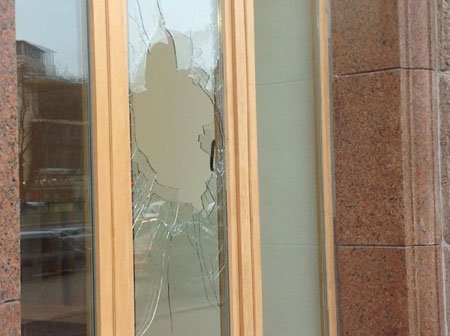 В Киевсовете хулиган в камуфляжке побил окна, а кто-то еще подбросил к Минэкологии дохлую собаку (фото) - фото 2 В Киевсовете хулиган в камуфляжке побил окна, а кто-то еще подбросил к Минэкологии дохлую собаку (фото) - фото 2