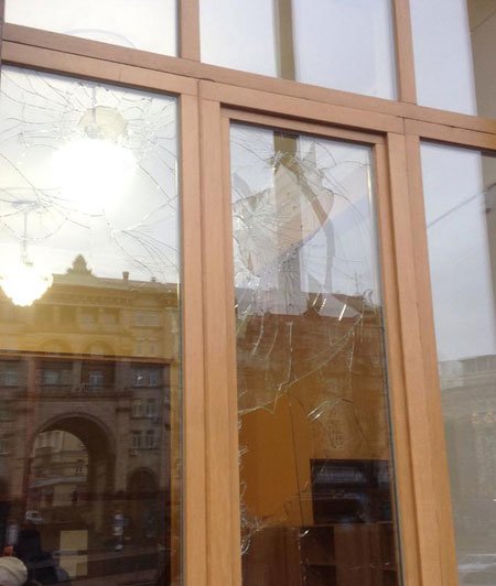 В Киевсовете хулиган в камуфляжке побил окна, а кто-то еще подбросил к Минэкологии дохлую собаку (фото) - фото 2 В Киевсовете хулиган в камуфляжке побил окна, а кто-то еще подбросил к Минэкологии дохлую собаку (фото) - фото 2