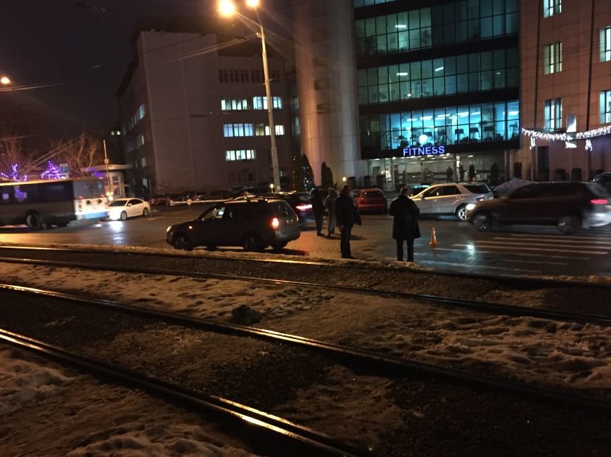 В Днепропетровске произошло ДТП, в результате которого пострадали 2 пешихода (фото) - фото 1 В Днепропетровске произошло ДТП, в результате которого пострадали 2 пешихода (фото) - фото 1