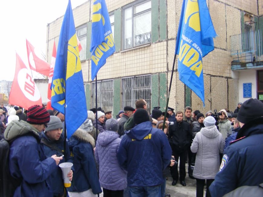 Криворожане, которых без их согласия перевели в частный ЖЭК, вышли на акцию протеста (ФОТО) (фото) - фото 1 Криворожане, которых без их согласия перевели в частный ЖЭК, вышли на акцию протеста (ФОТО) (фото) - фото 1