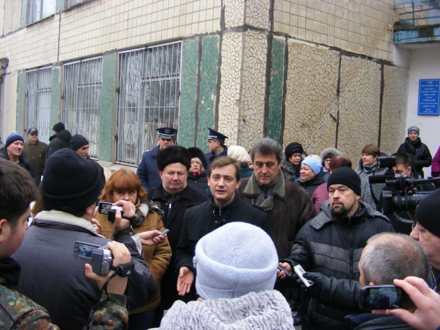Криворожане, которых без их согласия перевели в частный ЖЭК, вышли на акцию протеста (ФОТО) (фото) - фото 1 Криворожане, которых без их согласия перевели в частный ЖЭК, вышли на акцию протеста (ФОТО) (фото) - фото 1