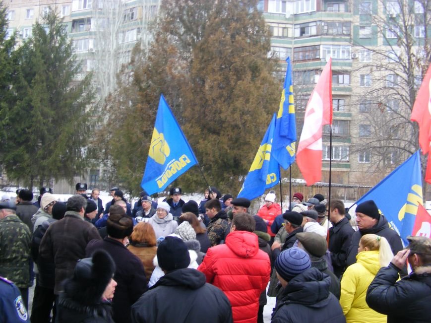 Криворожане, которых без их согласия перевели в частный ЖЭК, вышли на акцию протеста (ФОТО) (фото) - фото 1 Криворожане, которых без их согласия перевели в частный ЖЭК, вышли на акцию протеста (ФОТО) (фото) - фото 1