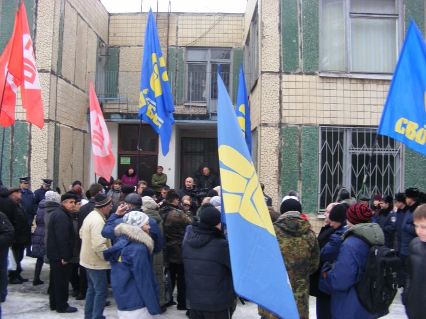 Криворожане, которых без их согласия перевели в частный ЖЭК, вышли на акцию протеста (ФОТО) (фото) - фото 1 Криворожане, которых без их согласия перевели в частный ЖЭК, вышли на акцию протеста (ФОТО) (фото) - фото 1