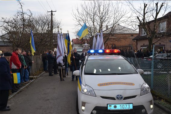 ФОТОРЕПОРТАЖ: Кілька сотень львів'ян зустріли загиблого в АТО Тараса Дороша (фото) - фото 6 ФОТОРЕПОРТАЖ: Кілька сотень львів'ян зустріли загиблого в АТО Тараса Дороша (фото) - фото 6