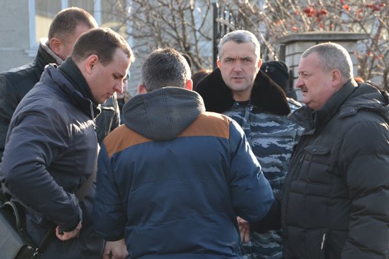ФОТОРЕПОРТАЖ: Кілька сотень львів'ян зустріли загиблого в АТО Тараса Дороша (фото) - фото 4 ФОТОРЕПОРТАЖ: Кілька сотень львів'ян зустріли загиблого в АТО Тараса Дороша (фото) - фото 4
