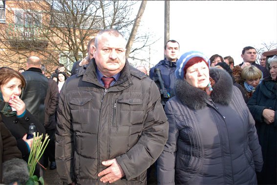 ФОТОРЕПОРТАЖ: Кілька сотень львів'ян зустріли загиблого в АТО Тараса Дороша (фото) - фото 9 ФОТОРЕПОРТАЖ: Кілька сотень львів'ян зустріли загиблого в АТО Тараса Дороша (фото) - фото 9