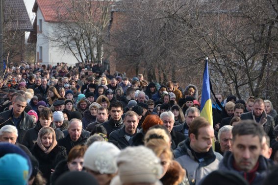 ФОТОРЕПОРТАЖ: Кілька сотень львів'ян зустріли загиблого в АТО Тараса Дороша (фото) - фото 4 ФОТОРЕПОРТАЖ: Кілька сотень львів'ян зустріли загиблого в АТО Тараса Дороша (фото) - фото 4