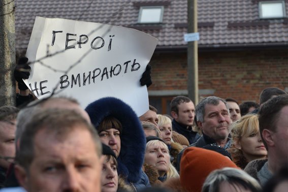 ФОТОРЕПОРТАЖ: Кілька сотень львів'ян зустріли загиблого в АТО Тараса Дороша (фото) - фото 1 ФОТОРЕПОРТАЖ: Кілька сотень львів'ян зустріли загиблого в АТО Тараса Дороша (фото) - фото 1