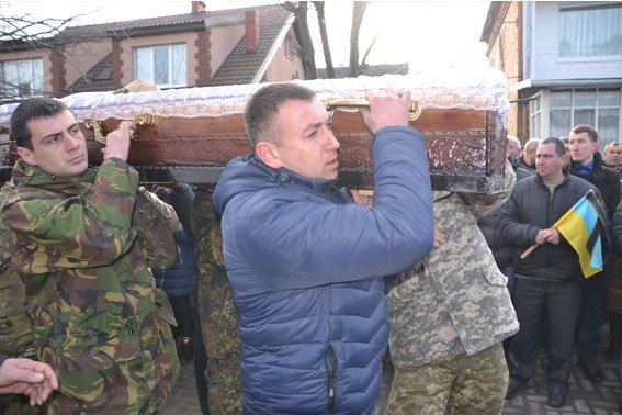 ФОТОРЕПОРТАЖ: Кілька сотень львів'ян зустріли загиблого в АТО Тараса Дороша (фото) - фото 8 ФОТОРЕПОРТАЖ: Кілька сотень львів'ян зустріли загиблого в АТО Тараса Дороша (фото) - фото 8
