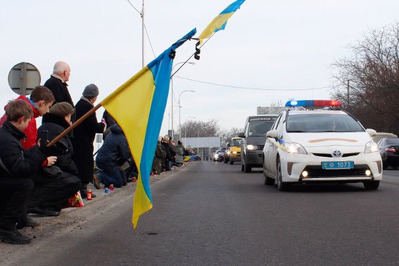 ФОТОРЕПОРТАЖ: Кілька сотень львів'ян зустріли загиблого в АТО Тараса Дороша (фото) - фото 2 ФОТОРЕПОРТАЖ: Кілька сотень львів'ян зустріли загиблого в АТО Тараса Дороша (фото) - фото 2