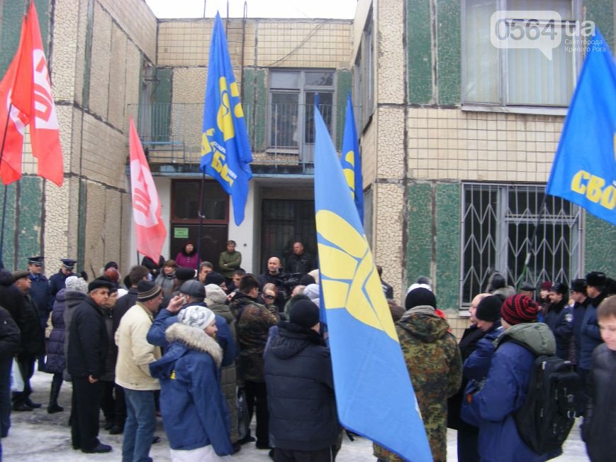 В Кривом Роге активисты выразили недоверие прокурору, а жильцы, которых передали«вместе с квартирами» частному ЖЭКу, протестовали (фото) - фото 2 В Кривом Роге активисты выразили недоверие прокурору, а жильцы, которых передали«вместе с квартирами» частному ЖЭКу, протестовали (фото) - фото 2