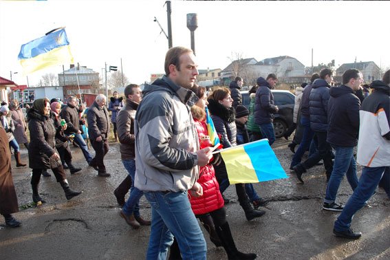 Сотні львів'ян на колінах зустріли загиблого Героя АТО (ВІДЕО, ФОТОРЕПОРТАЖ) (фото) - фото 1 Сотні львів'ян на колінах зустріли загиблого Героя АТО (ВІДЕО, ФОТОРЕПОРТАЖ) (фото) - фото 1